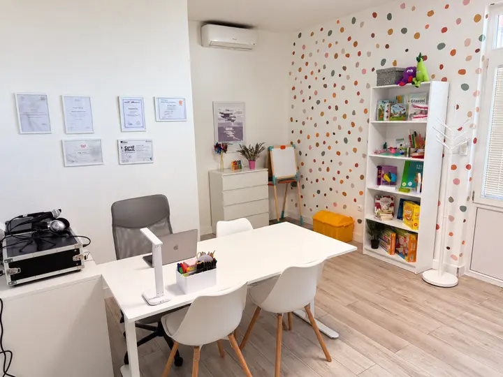 An equipped room with desks and learning materials